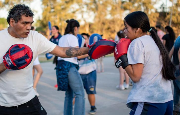 chicas y chicos pudieron chocar manos con el ídolo.
