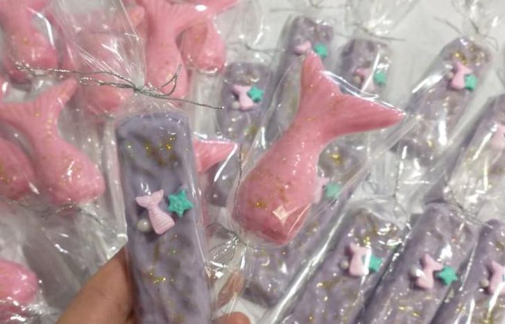 Preparó paletas de chocolate temáticas.