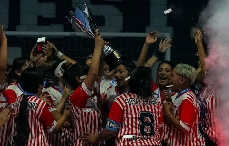 Las chicas de Los Andes alzaron la copa.