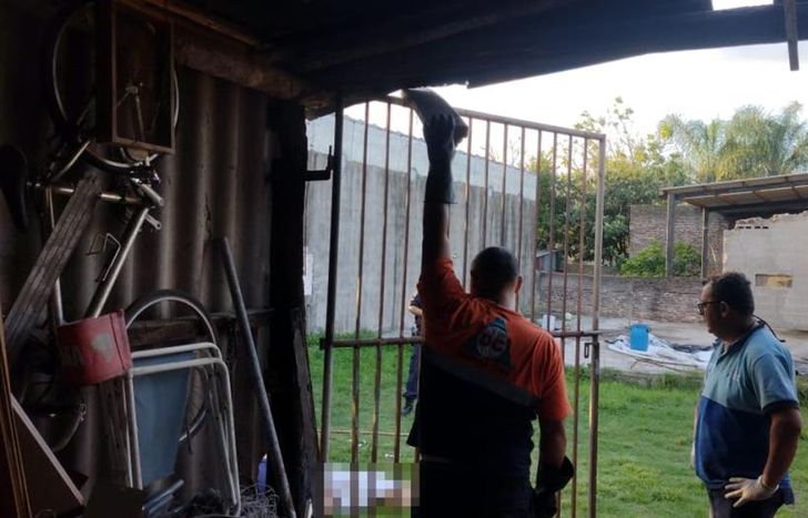 El portón tenía una fuerte carga eléctrica que le habría provocado la muerte al joven.