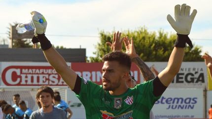 Damián Tello, apuntado desde Perú.