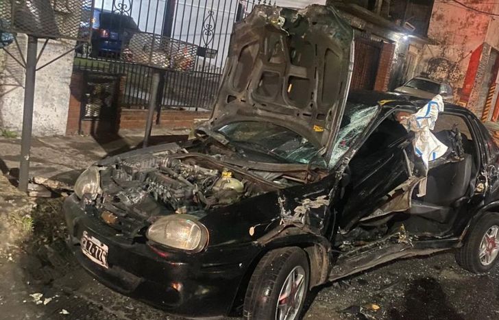 Los Bomberos de Lomas tuvieron que rescatar al conductor del auto particular.