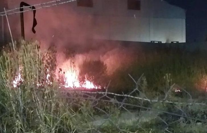 El fuego creció durante horas.