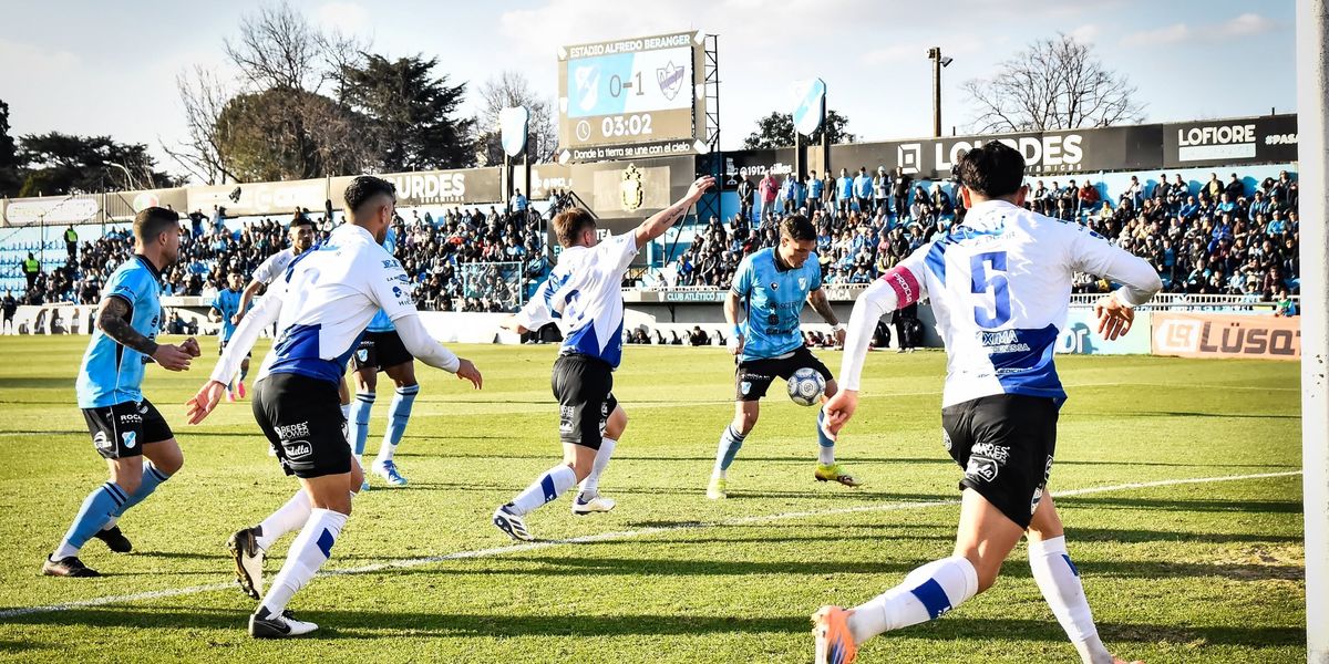 Marcos Echeverría define para el empate de Temperley.
