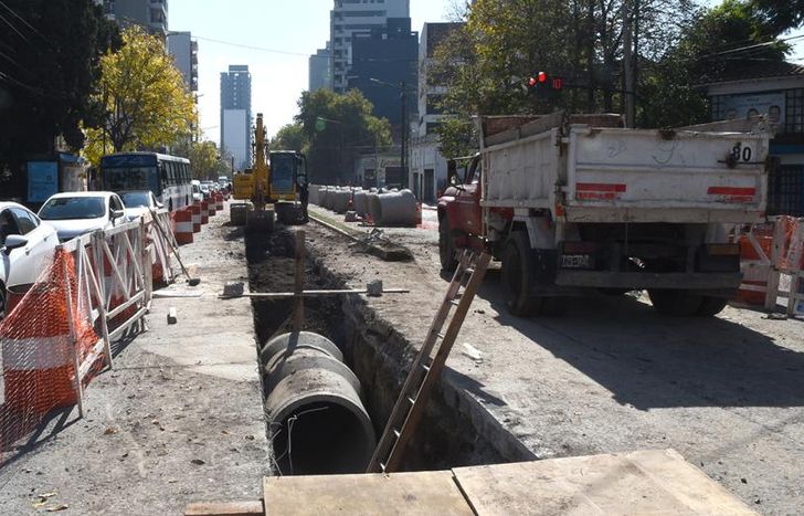 Las cuadrillas trabajan en el cruce de la Avenida Almirante Brown con Cerrito.