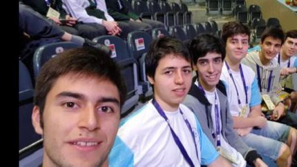 Junto a sus compañeros en una de las olimpíadas. Junto a sus compañeros en una de las olimpíadas.