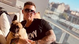 El empresario descuartizado en Budge junto a su perro.