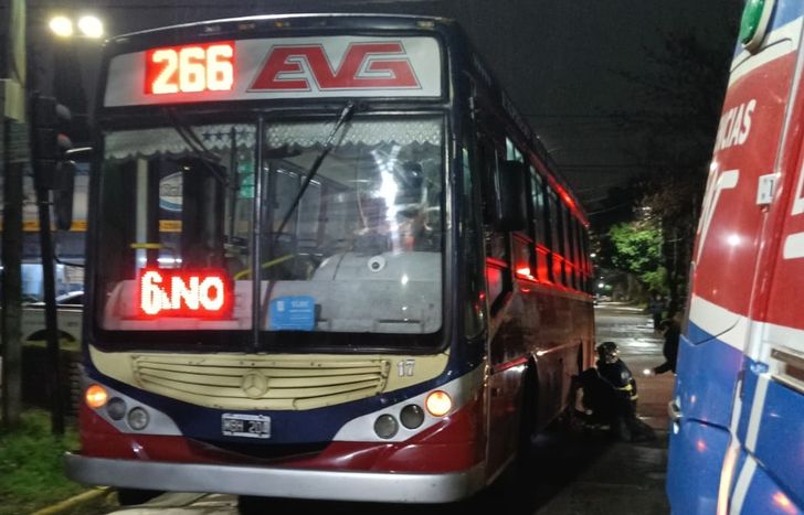 El motociclista chocó con un colectivo de la línea 266.