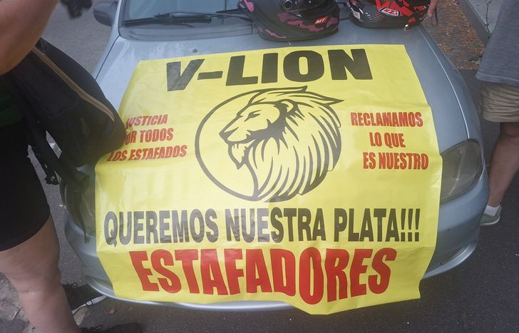 Las víctimas escracharon a la concesionaria días atrás.