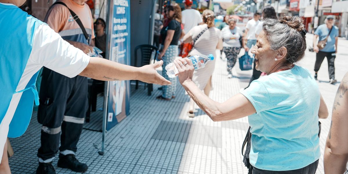 Los puntos de hidratación se activan con el alerta de calor extremo del Servicio Meteorológico Nacional.