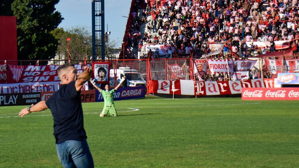 El festejo de Nicolás Domingo tras la victoria de Temperley sobre Los Andes. El festejo de Nicolás Domingo tras la victoria de Temperley sobre Los Andes.