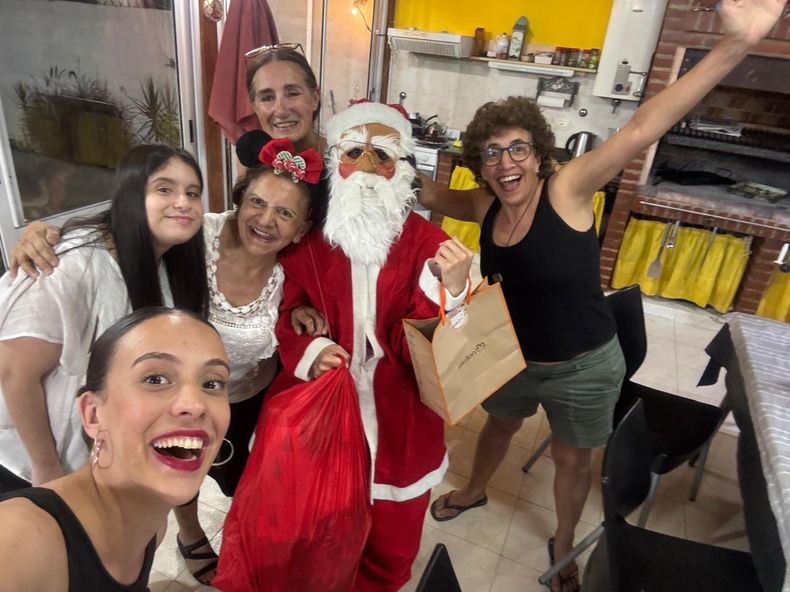 Sofía siempre ha sido la Papá Noel en las navidades familiares por lo que el traje ya lo tenía. 
