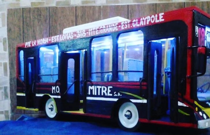 Las réplicas de los colectivos son las más pedidas.