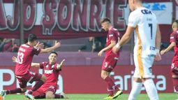 De la cabeza: Lanús cortó la mala con un gol agónico y volvió a ganar