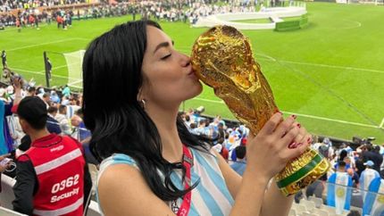 Se viralizó un video de Lali Espósito jugando al fútbol en Qatar.