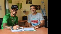 Banfield: Dani Osvaldo ya puso la firma