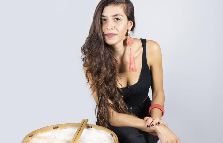 La percusionista Mariana Mariñelarena llega a Llavallol para brindar un taller único.