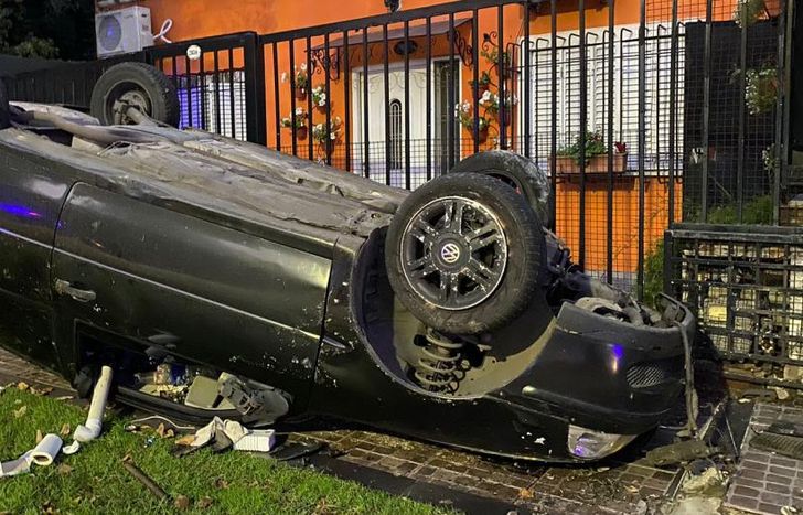 El auto estuvo a centímetros de incrustarse contra una vivienda.