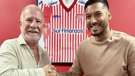 Sebastián López junto al presidente Omar Plaini sellando el nuevo contrato. Sebastián López junto al presidente Omar Plaini sellando el nuevo contrato.