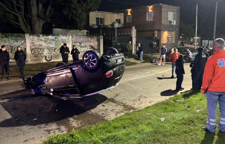 El auto terminó volcado tras el choque en Temperley.
