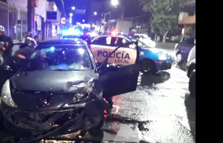 Así quedó el Renault tras el impacto.