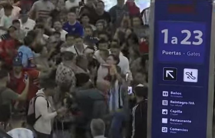 Miles de hinchas fueron hasta Ezeiza a despedir a Thiago Almada y Ángel Correa.