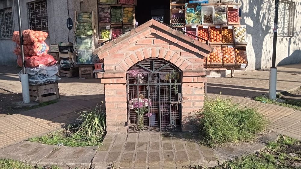 Está en la esquina de Fonrouge y Carlos Nicora, Lomas Este
