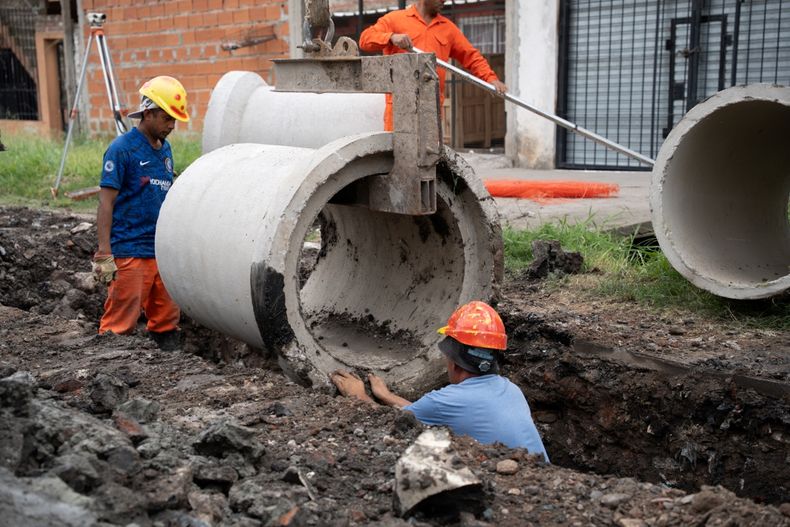 Las cuadrillas instalan conductos pluviales de 600 y 800 milímetros de diámetro.