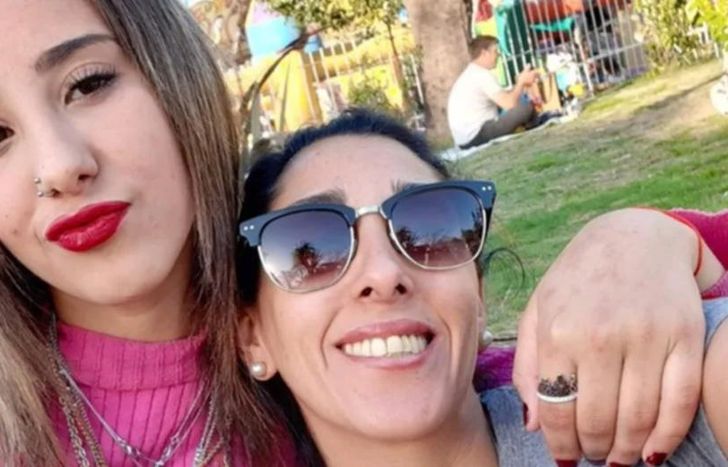 Lara Fernández junto a su madre.
