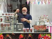 Claudio se reinventa en tiempos de crisis. No baja los brazos y sigue apostando por el comercio local. Claudio se reinventa en tiempos de crisis. No baja los brazos y sigue apostando por el comercio local.