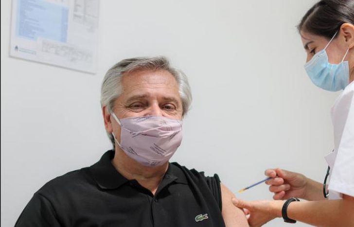 Alberto Fernández recibió la primera dosis de la vacuna.