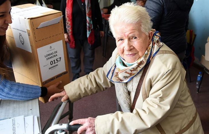 Dora con casi 100 años dijo que siempre va a ir a votar.