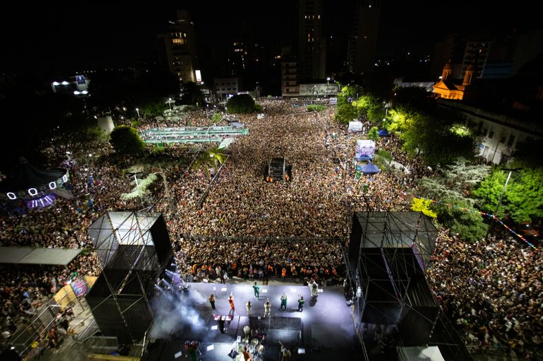 Miles de vecinos se acercaron a disfrutar del Carnaval en la Plaza Grigera.