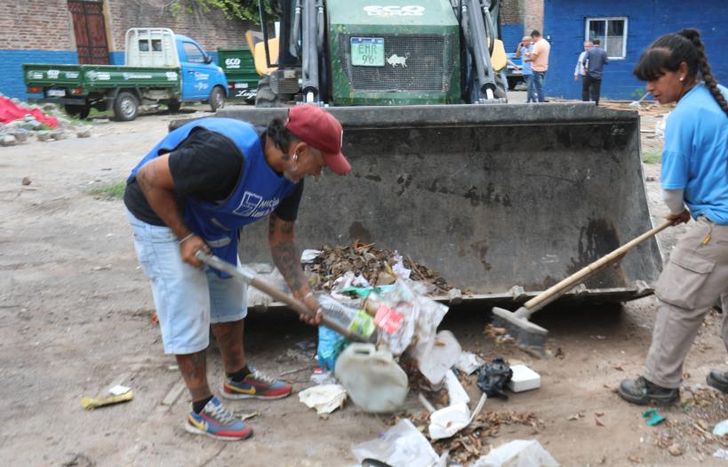 Personal del Municipio recorre las calles.
