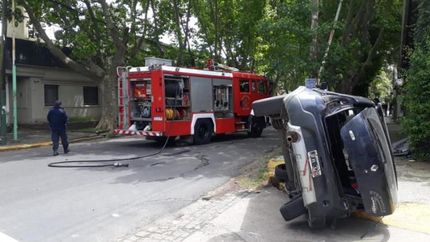 Así quedo uno de los vehículos.