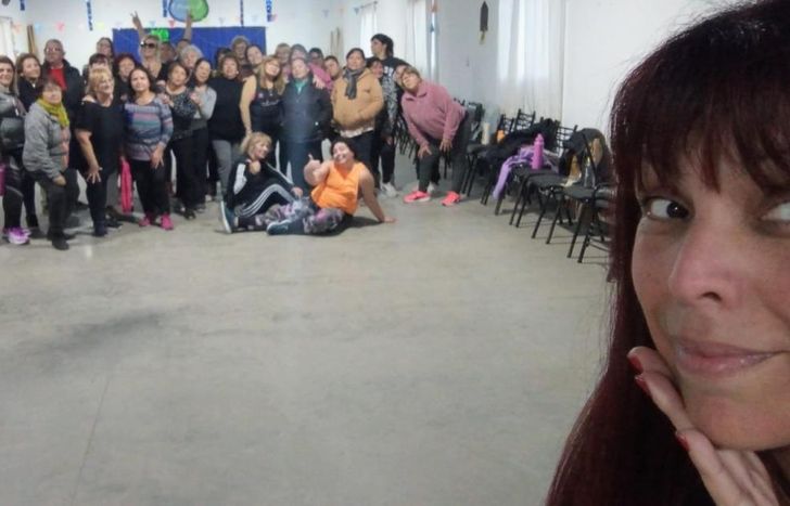 Las hace bailar y colabora para incrementar lo laboral.