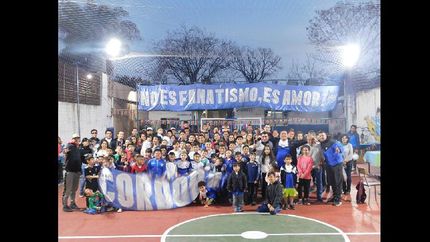El club recibe a cerca de 70 chicos de barrios humildes del Distrito para practicar fútbol.