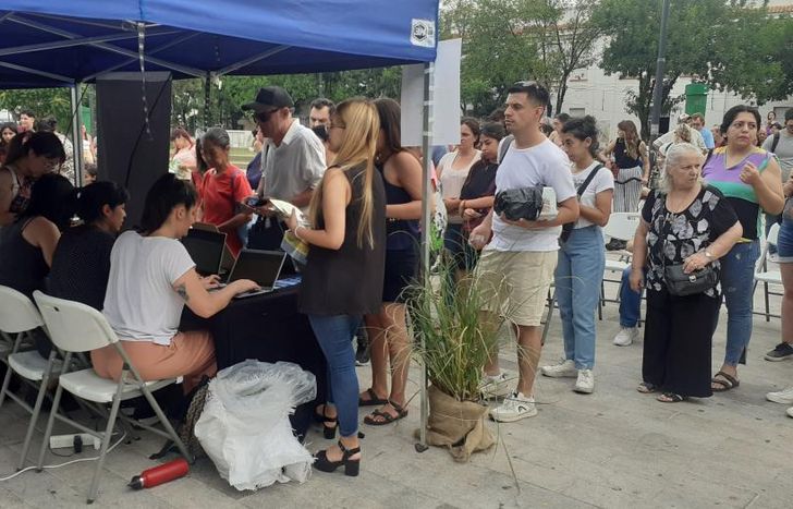 La última entrega de semillas se llevó a cabo en la Plaza Grigera.