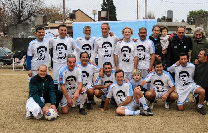 Con la cara del Diego en el frente de la camiseta, gritaron campeones.