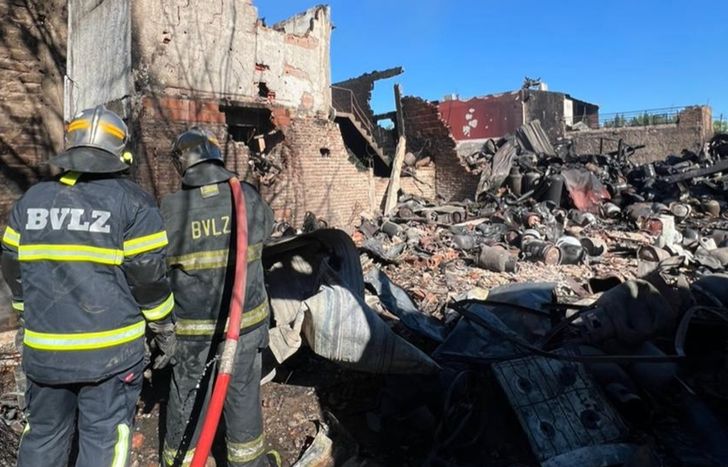 Los Bomberos de Lomas, en el devastador incendio en Merlo.