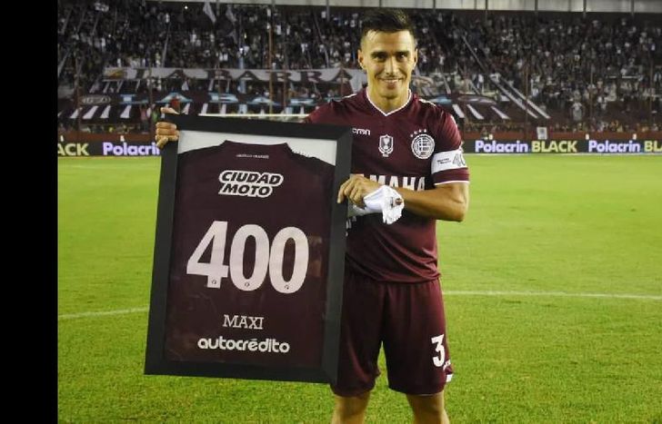Es el futbolista que más veces se puso la camiseta Granate con más de 400 encuentros disputados.
