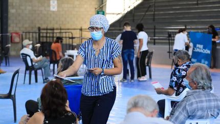 El plan de vacunación, la contracara de la crisis.