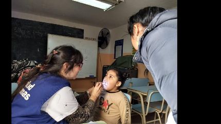los médicos visitan escuelas en distintos barrios.