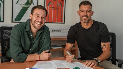 Andújar firmó su contrato con Banfield en el predio de Guillón.