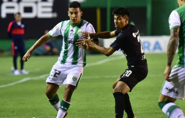 Coronel en una de las acciones ofensivas de Banfield.