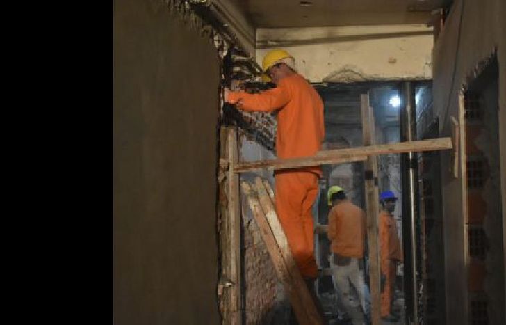 Los obreros trabajan en la demolición de parte del espacio.