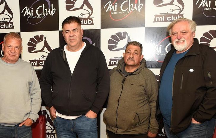 El traje quedó de lado, pero la presencia sigue.