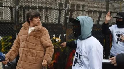 Lo persiguieron y lo apartaron de la manifestación.