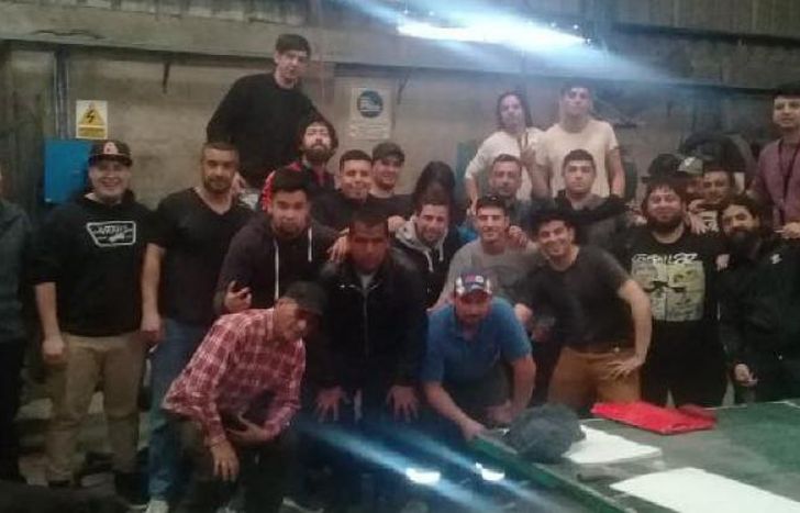 Los trabajadores siguen organizados para salir adelante.