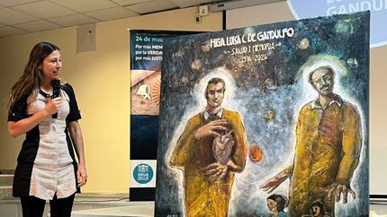 La muralista Florencia Menéndez hizo un cuadro que fue intervenido con frases y mensajes.